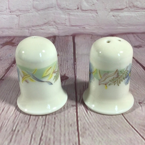 Vintage Floral Salt and Pepper Shaker Pair - Picture 4 of 6